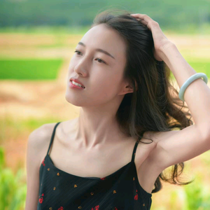 版纳独立女摄影师加菲与波斯头像
