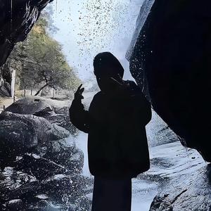 何出此颜头像