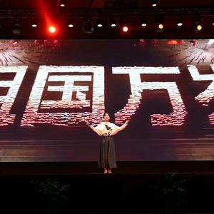 凝神的优雅头像