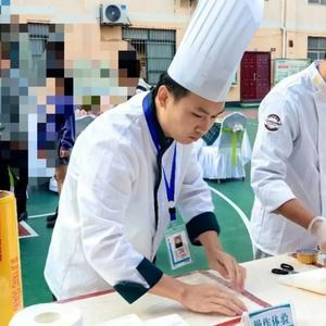 西点师翔龙头像