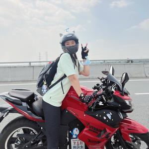 手头很紧*张女士头像