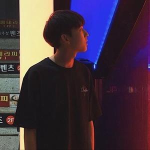 成锦馥头像