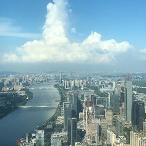 雨雾中登山的行者头像