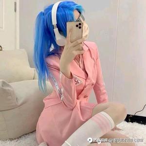 心疼老六头像