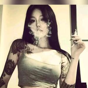 爱喝酒的美女头像