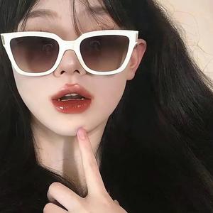 彤叻头像
