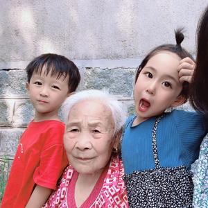 小刘和奶奶头像