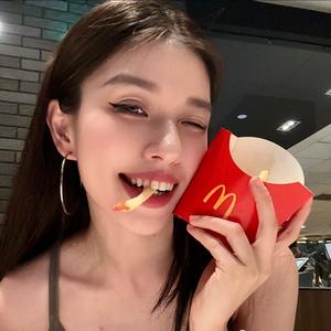 董小姐不爱笑头像