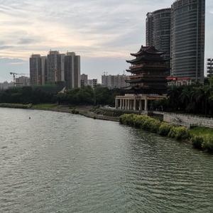 六月浪花雨头像