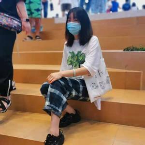 爱穿裤子的十一头像